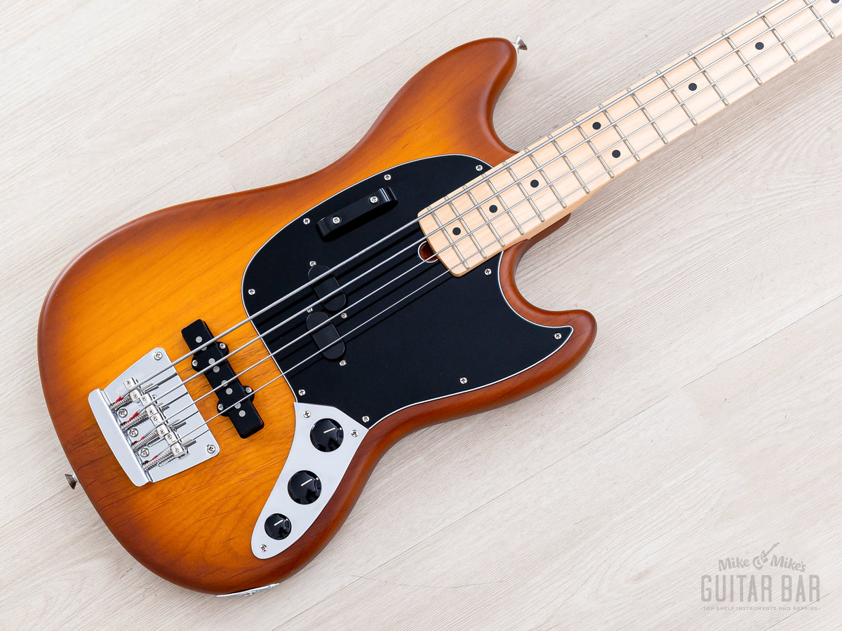 2022 Fender American Performer Mustang Bass PJ Honey Burst, angled body