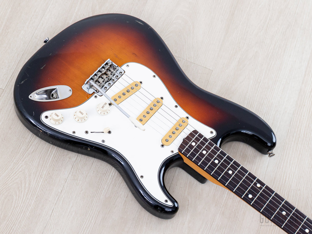 Body angled from the bass side