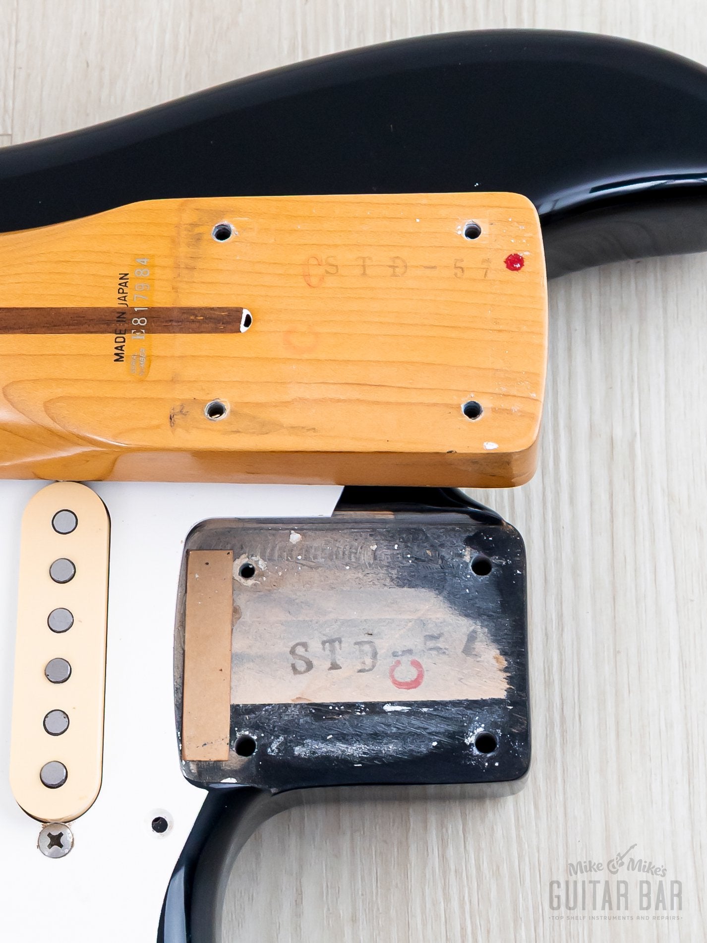 アメリカン・ヴィンテージチークバッフェ1988 1988 Fender Stratocaster '57 Vintage Reissue ST57-55 Black w/ Hangtag,