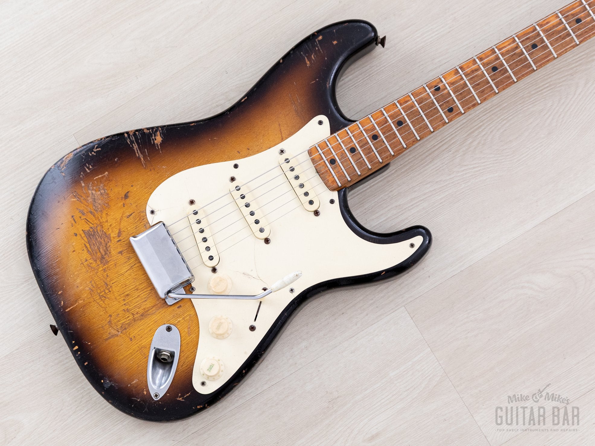ギター Fender Stratcaster 57 vintage Series 1957 Fender Stratocaster Vintage Guitar Sunburst w/ V Neck, Tweed Case