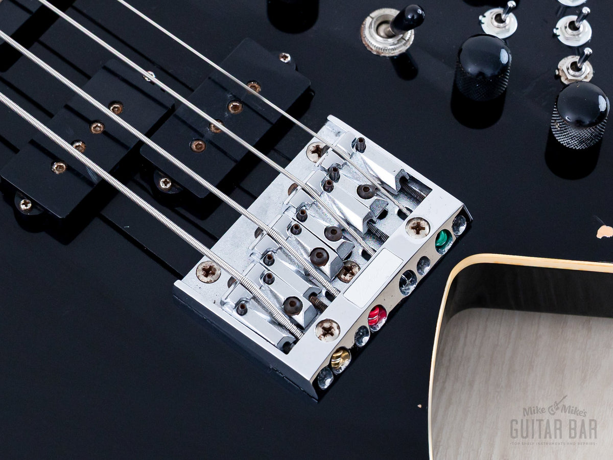 Warlock Bass bridge, pickups and controls close-up