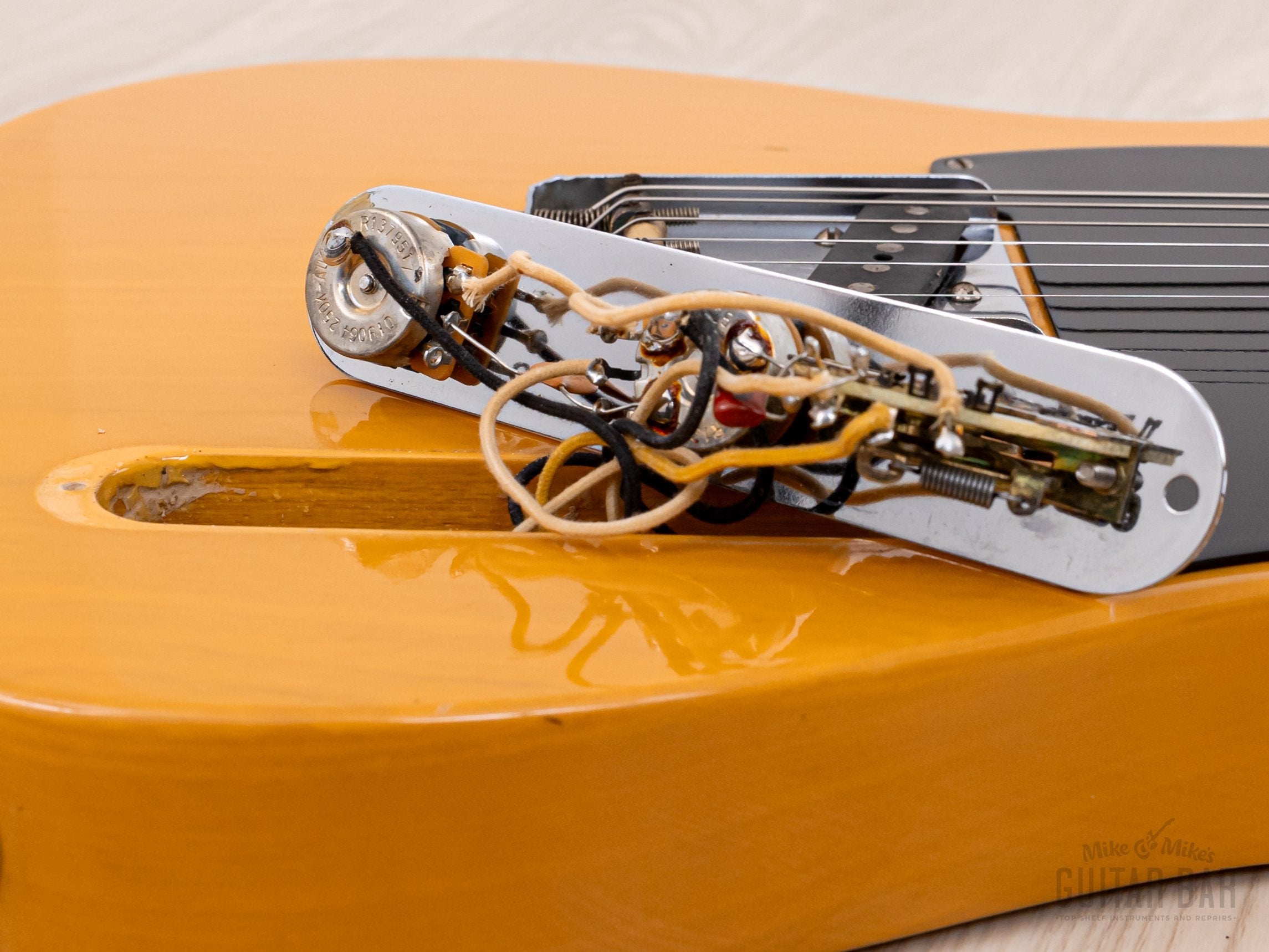 1995 Fender American Vintage '52 Telecaster Butterscotch w/ Case