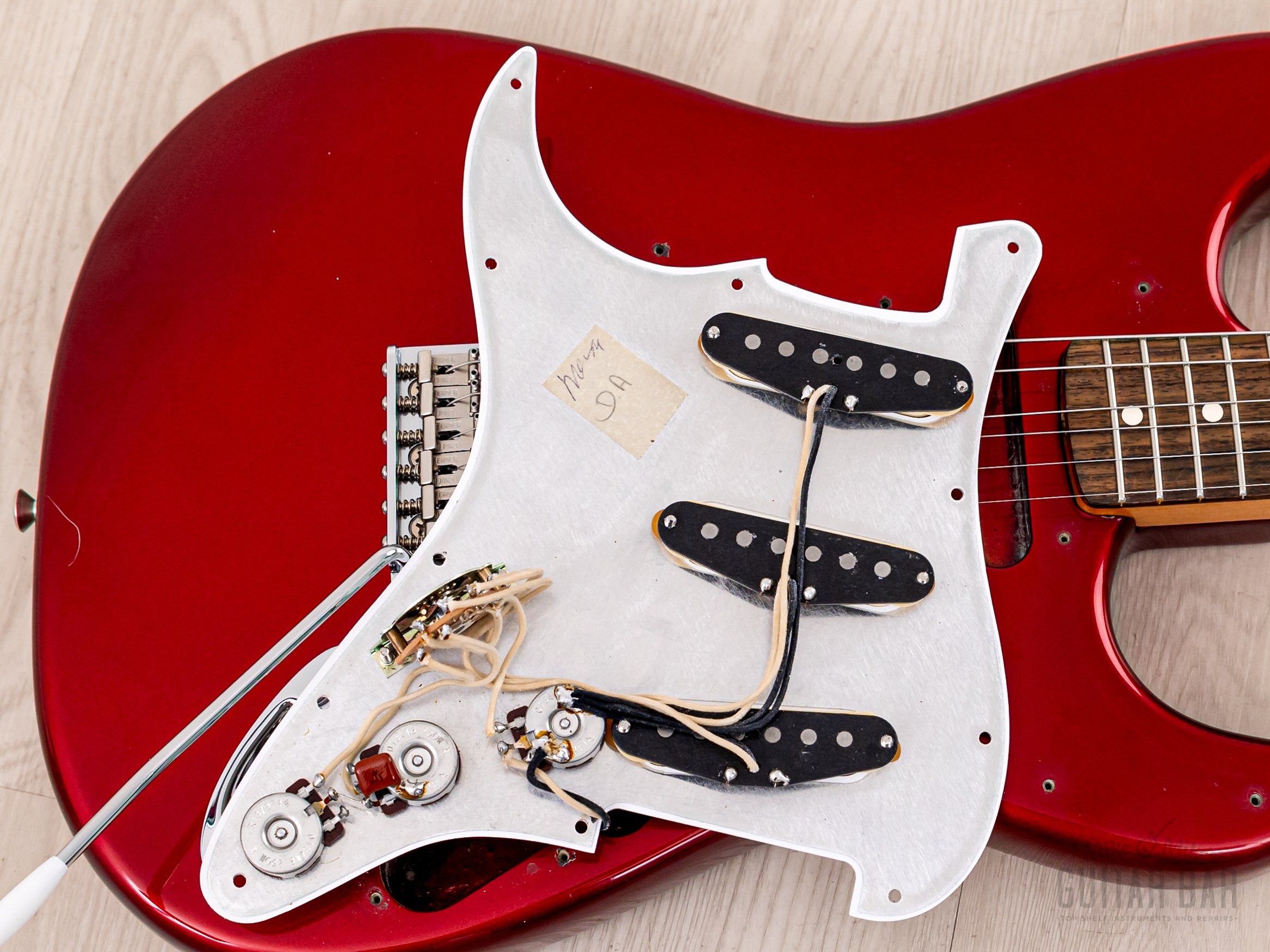 1997 Fender American Vintage '62 Stratocaster Candy Apple Red, Near-Mi