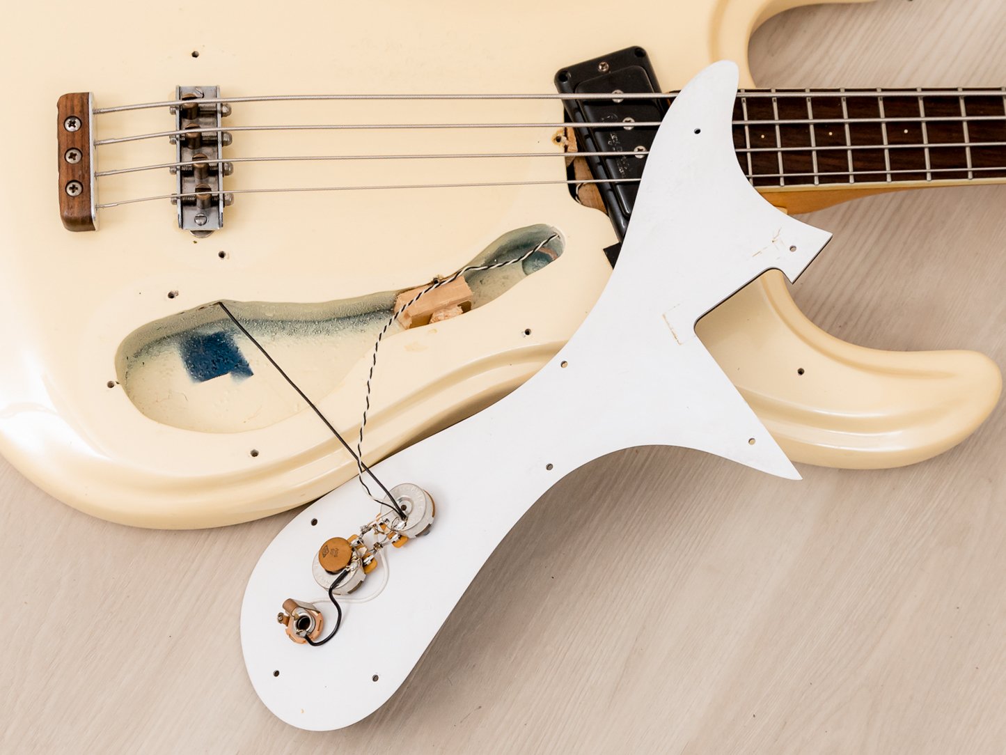 ベース MOSRITE AVENGER BASS WHITE MOSRITE AVENGER BASS WHITE Mosrite Avenger Bass, Firstman