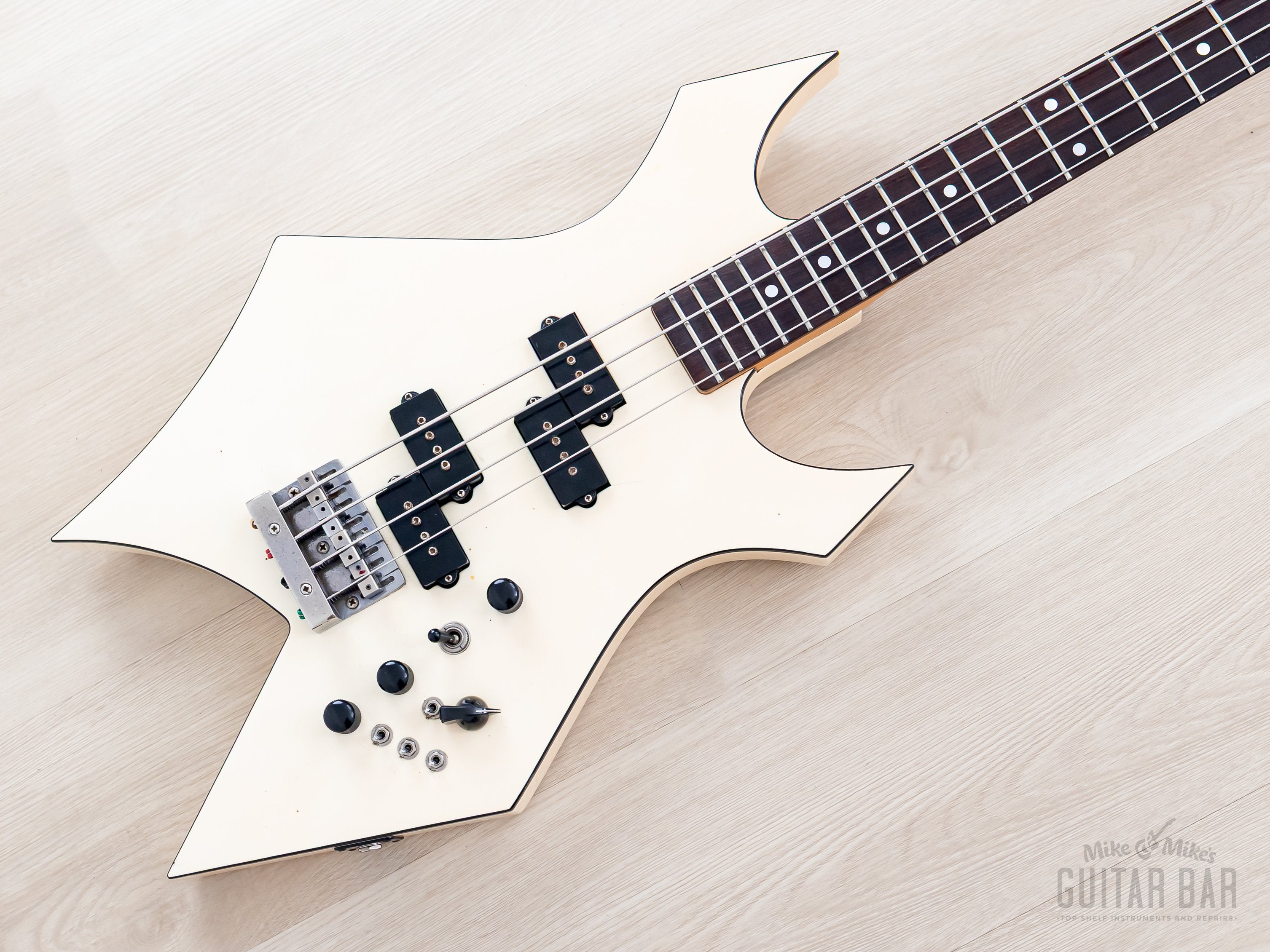 ベース B.C RICH NJ WARLOCK BASS 1985 B.C. Rich Warlock Bass NJ Series White Nikki Sixx w/ Active Pream