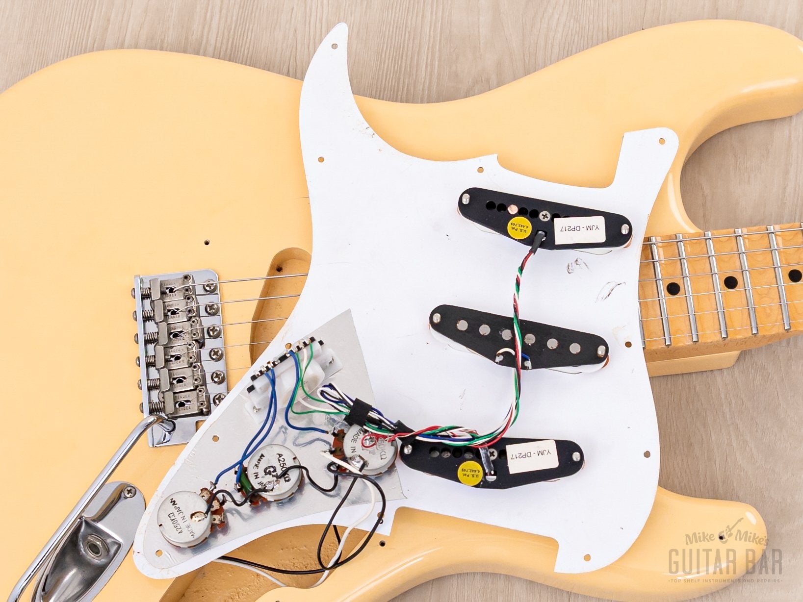2001 Fender Yngwie Malmsteen Stratocaster ST71-140YM Yellow White, Near-Mint w/ Tweed Case & Hangtag, Japan