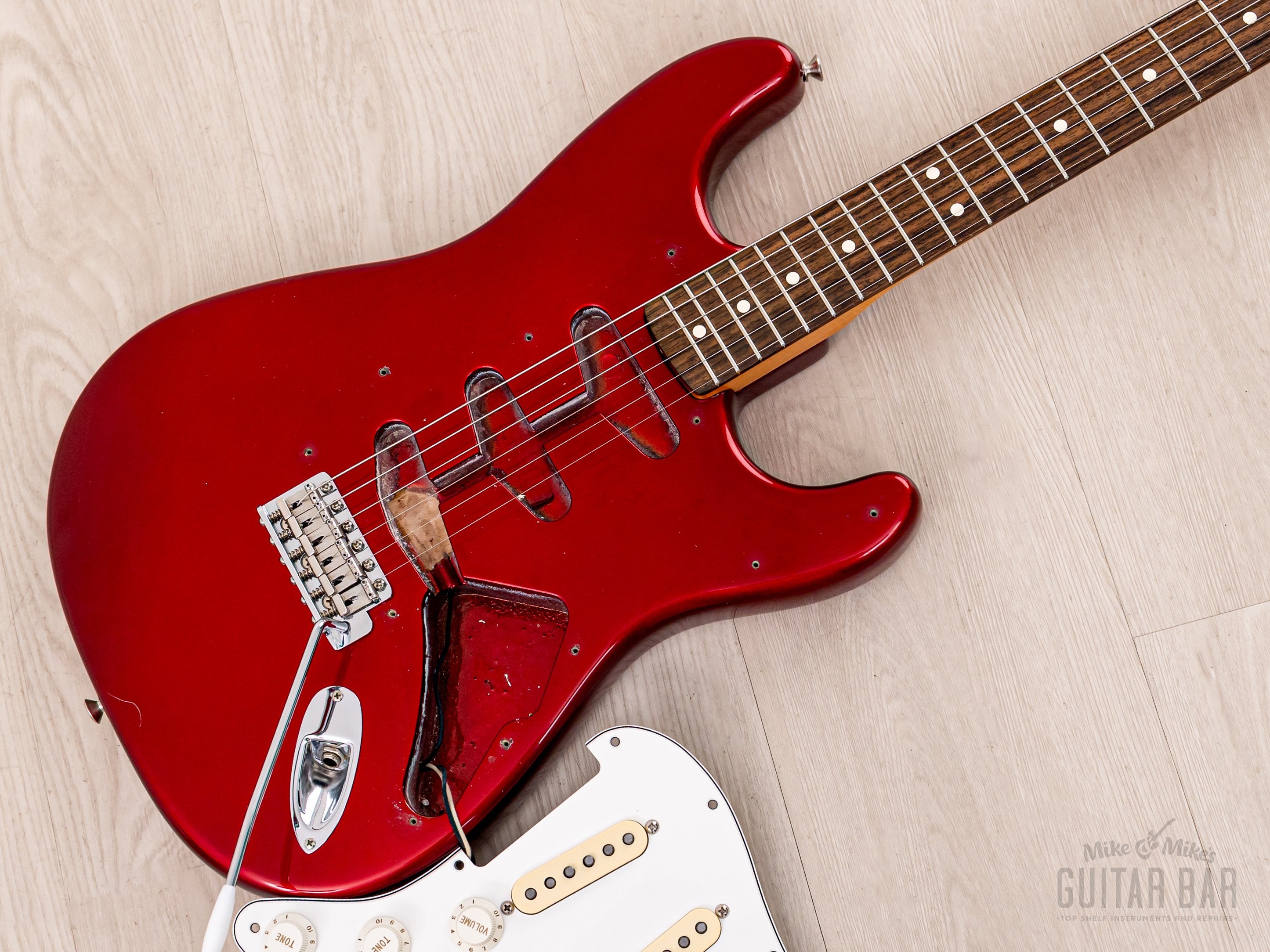 1997 Fender American Vintage '62 Stratocaster Candy Apple Red, Near-Mi
