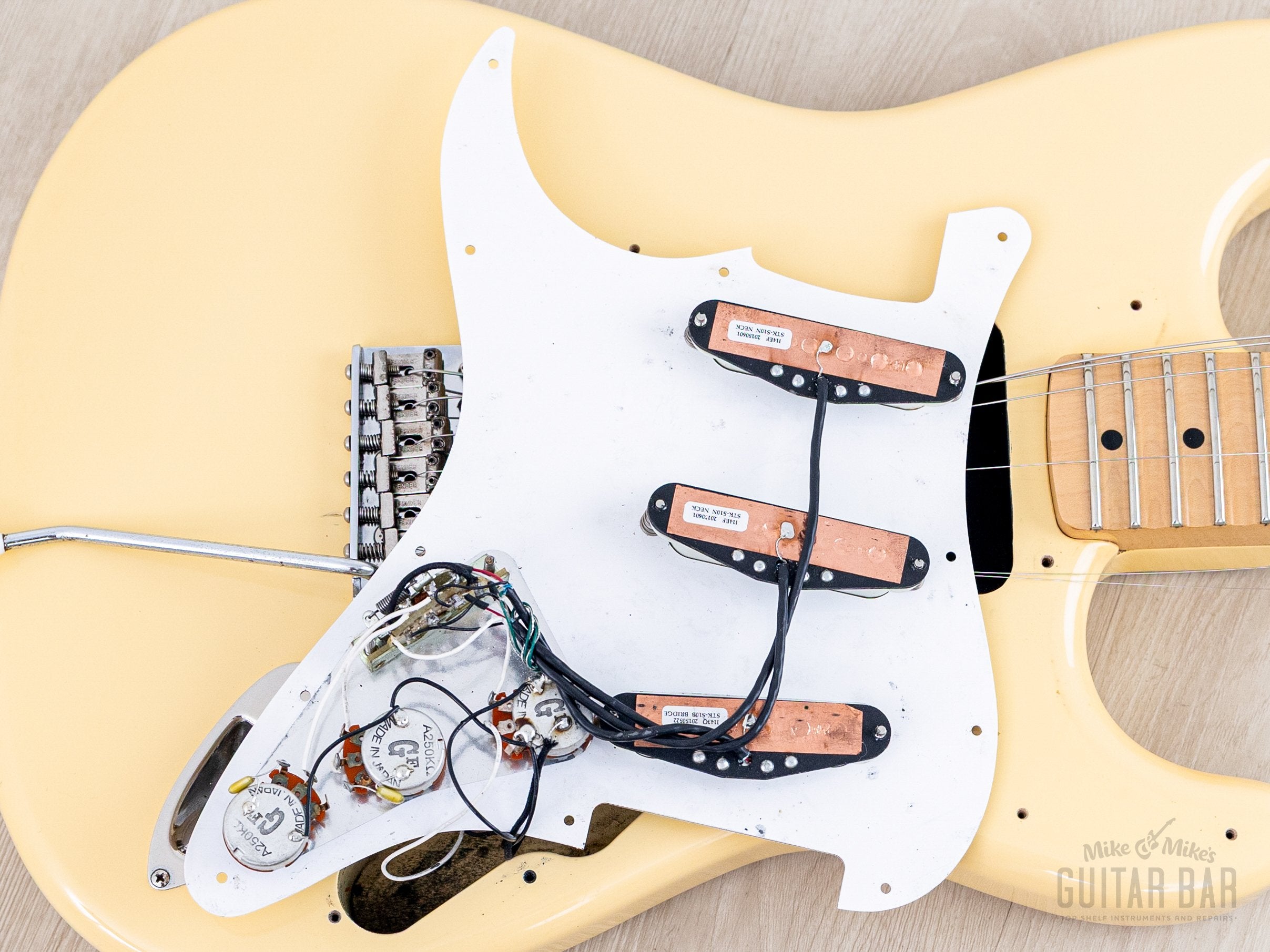2016 Fender Yngwie Malmsteen Signature Stratocaster Yellow White w/ Se