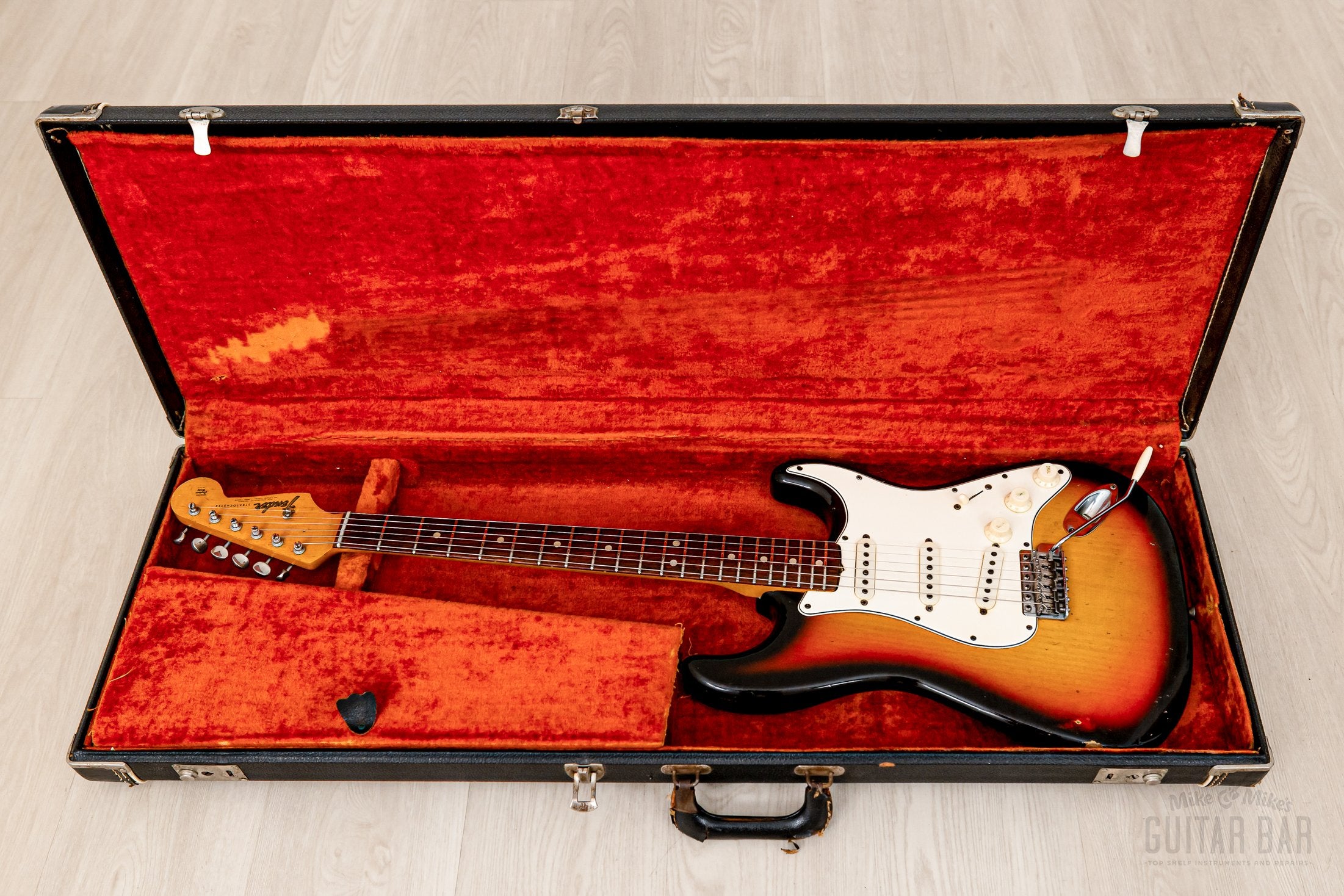 1965 Fender Stratocaster Vintage Guitar Sunburst w/ Case