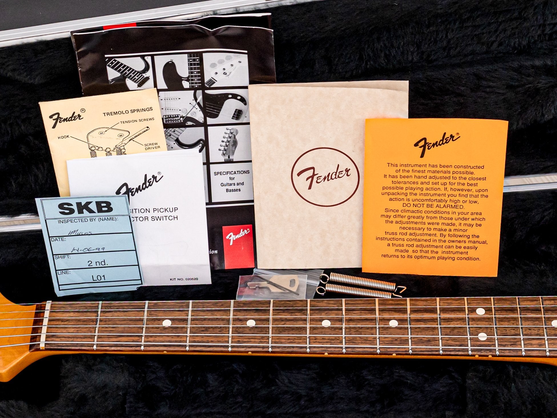 1997 Fender American Vintage '62 Stratocaster Candy Apple Red, Near-Mi