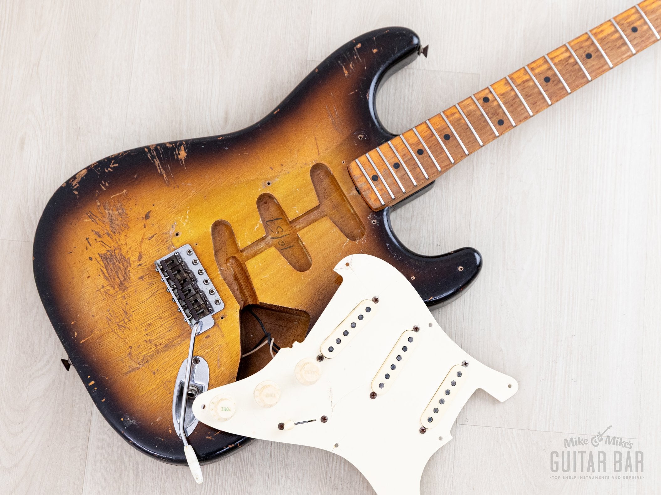 Fender CS 1957Stratocasterカタログ外カスタムビルド 1957 Fender Stratocaster Vintage Guitar Sunburst w/ V Neck, Tweed Case