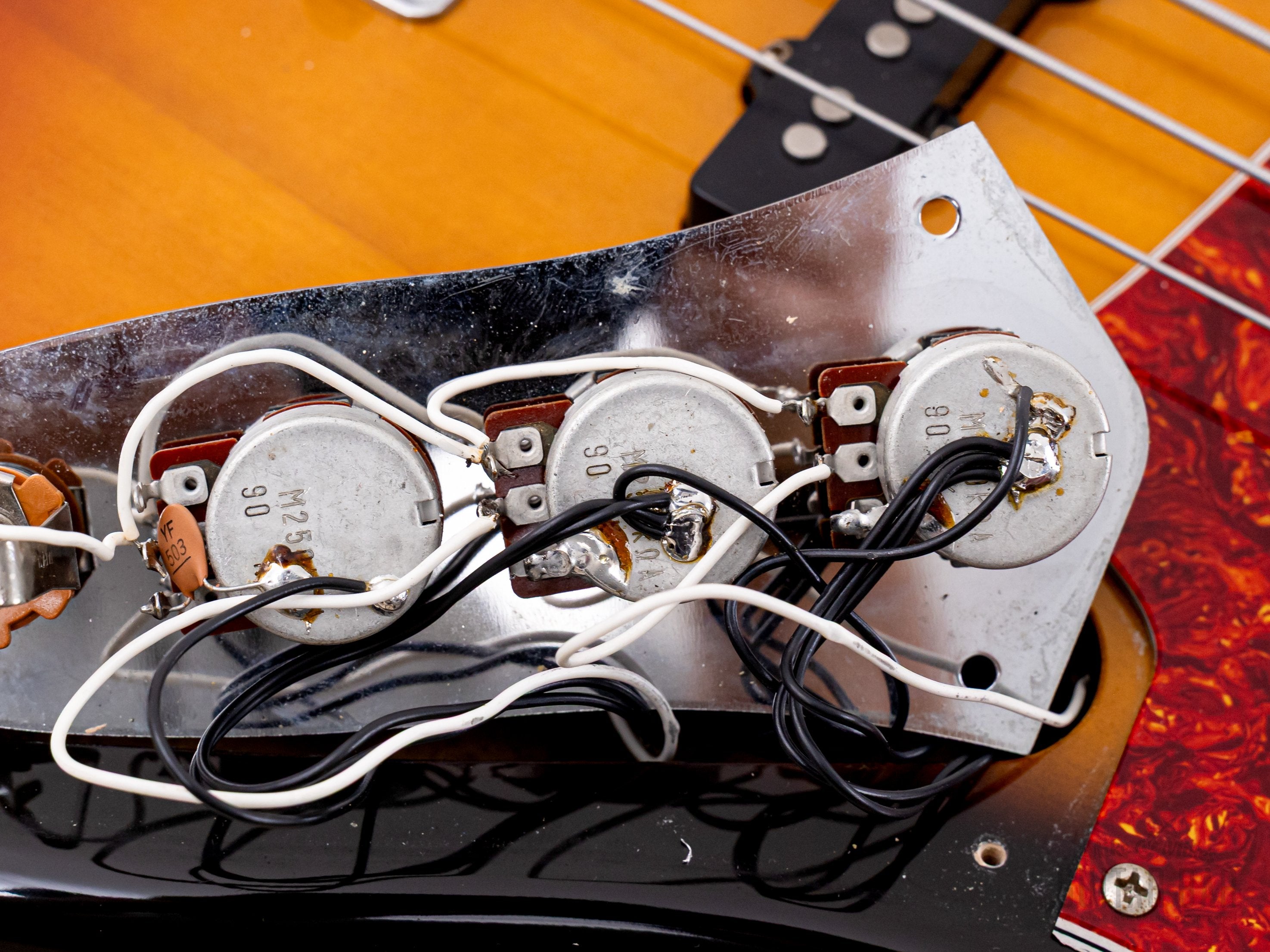 1990 Fender Jazz Bass Fretless ‘62 Vintage Reissue JB62-60FL Sunburst, Near-Mint, Japan MIJ Fujigen