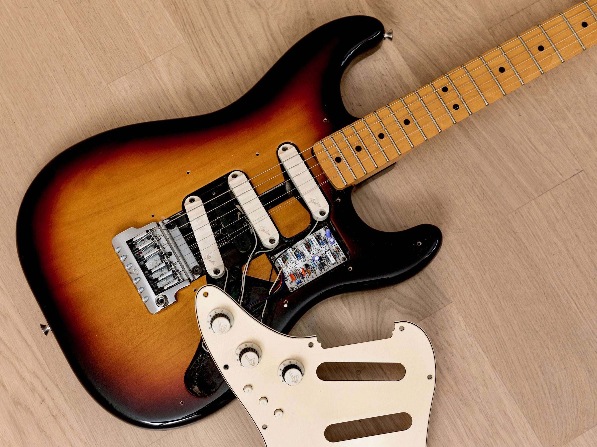 1983 Fender Elite Stratocaster Vintage Electric Guitar Sunburst, 100% Original w/ Case
