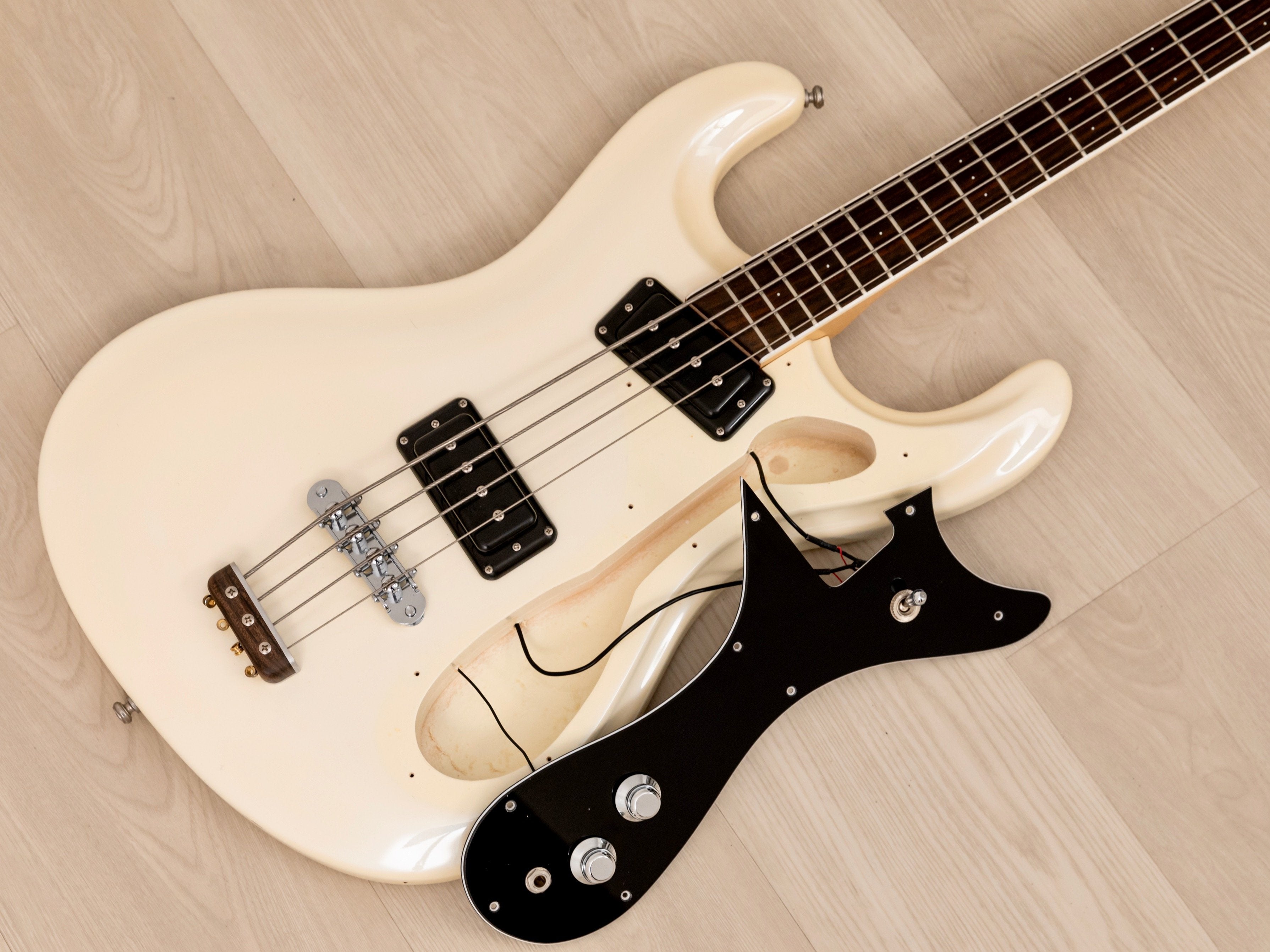 2000s Mosrite Custom '65 Ventures Model Bass Pearl White, Kurokumo Japan