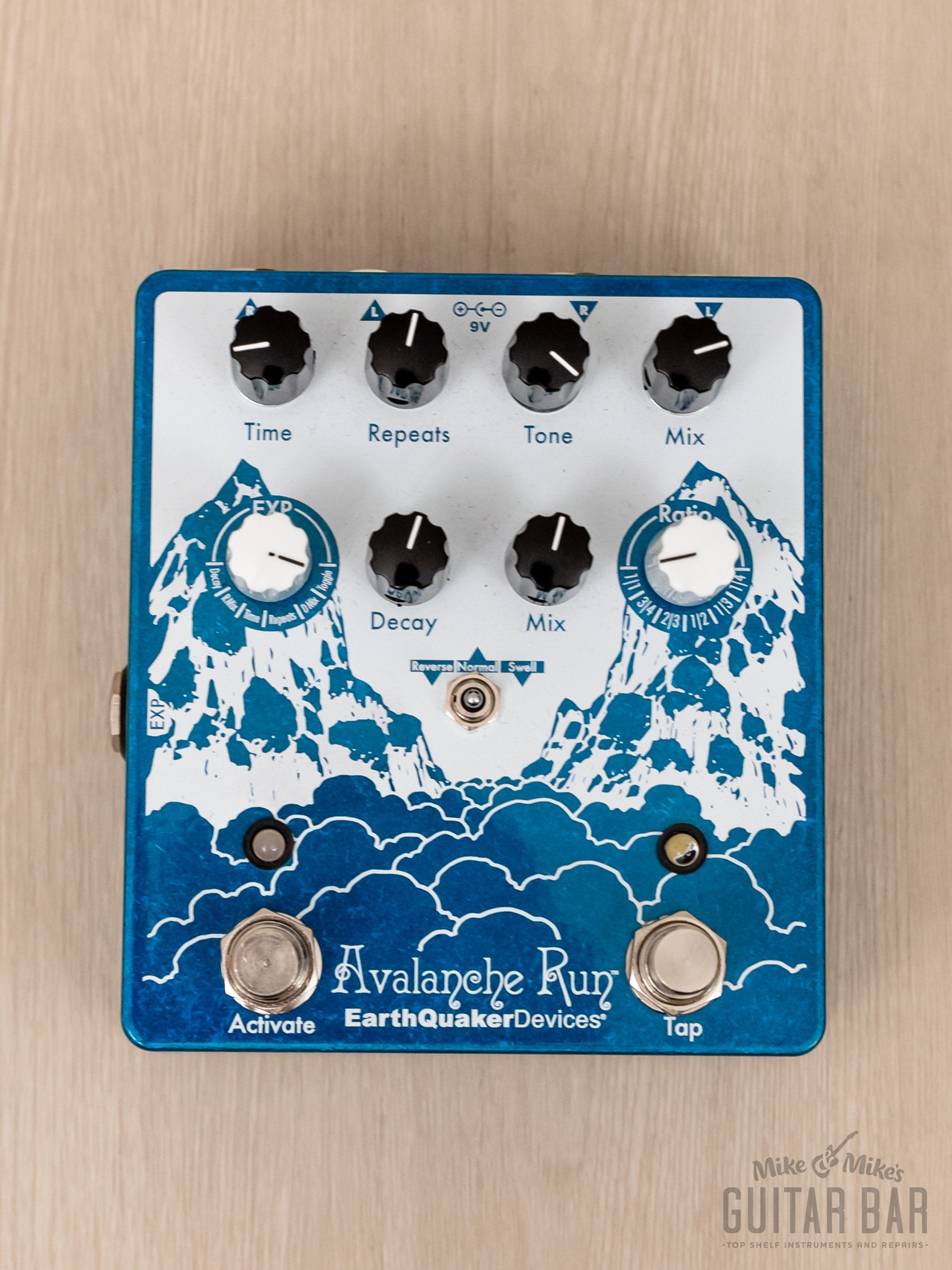 EarthQuaker Devices Avalanche Run V2 Stereo Reverb & Delay Guitar Effects Pedal w/ Box, Power Supply