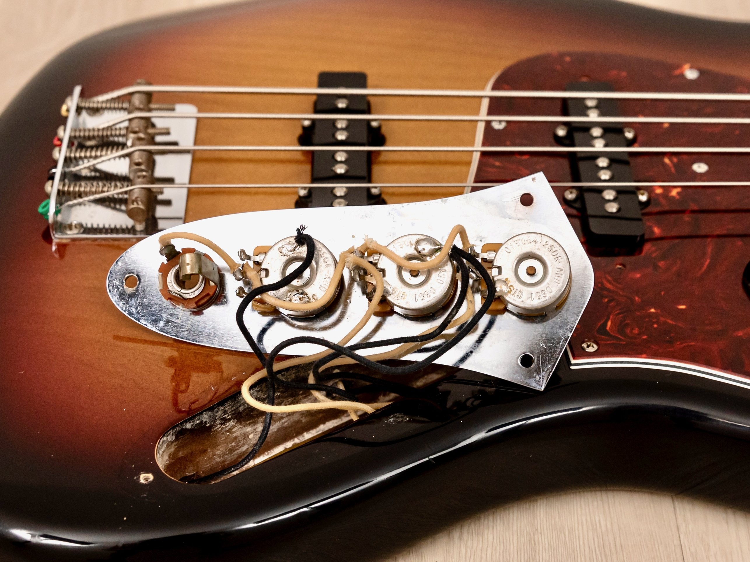 2007 Fender American Vintage '62 Jazz Bass Sunburst, Three Knob Variant, Yamano w/ Case