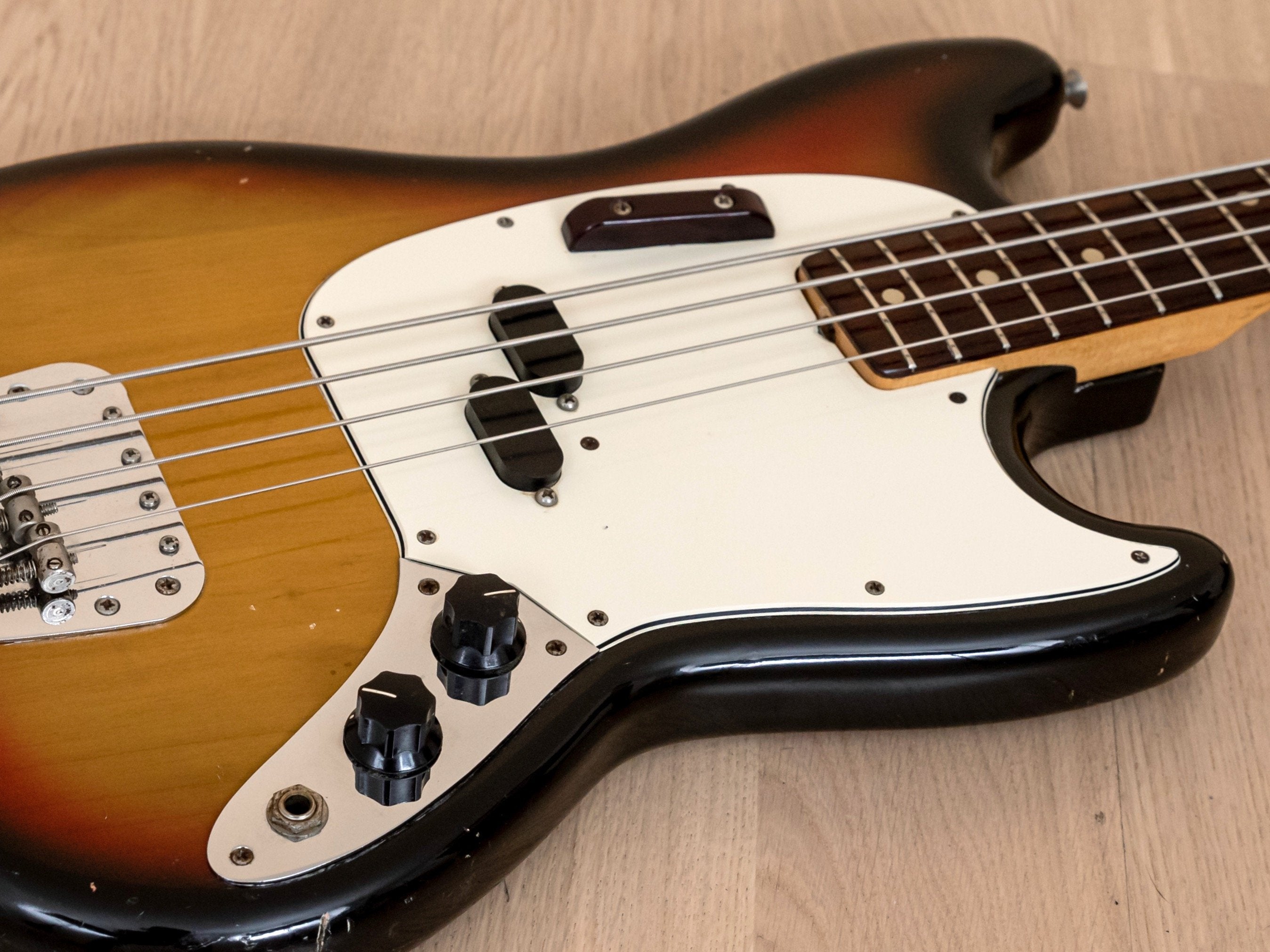 1975 Fender Mustang Bass Vintage Short Scale Bass Sunburst, Ash Body