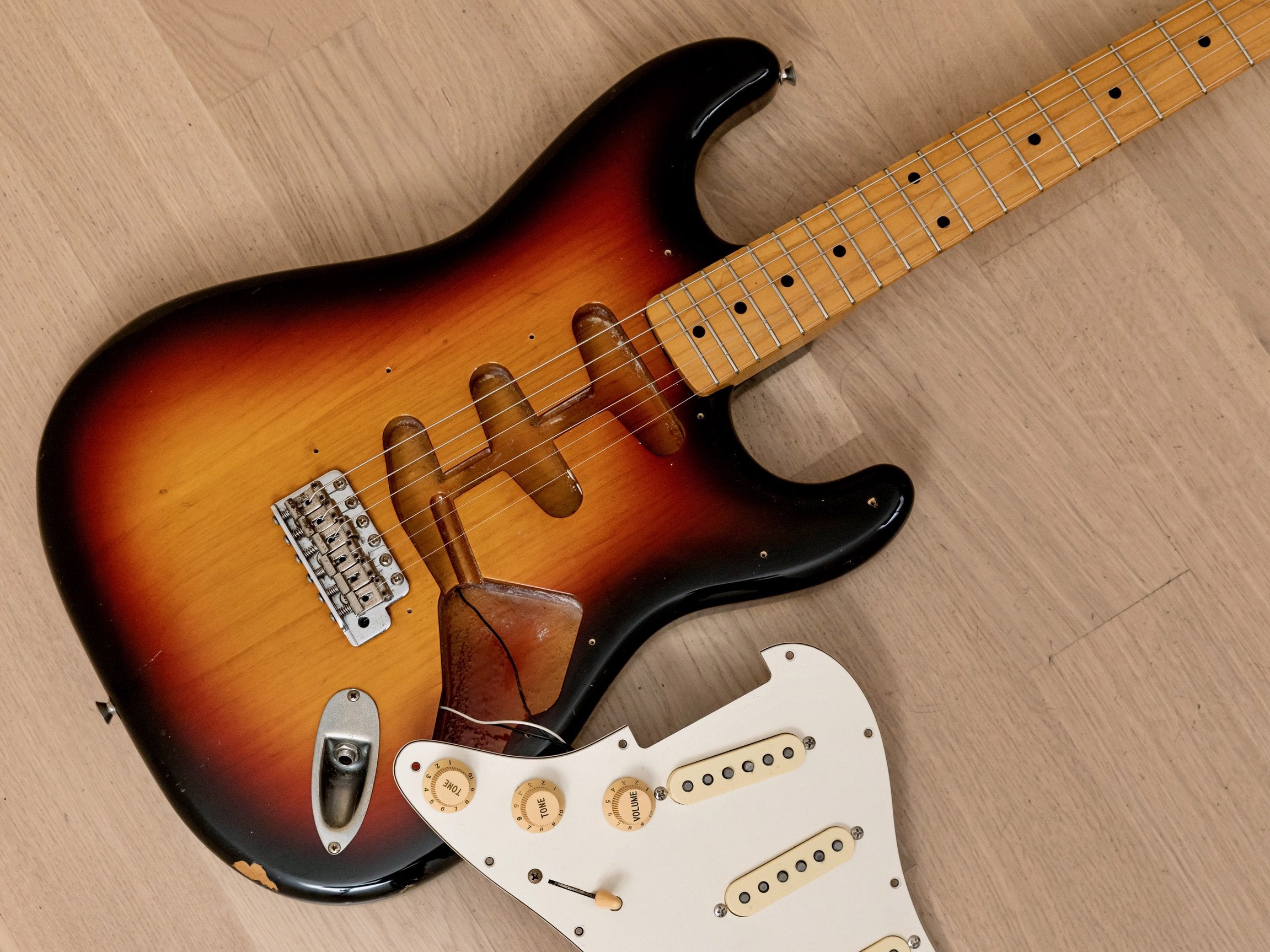 fender japan st57 希少色チェリーサンバースト ストラトキャスター 