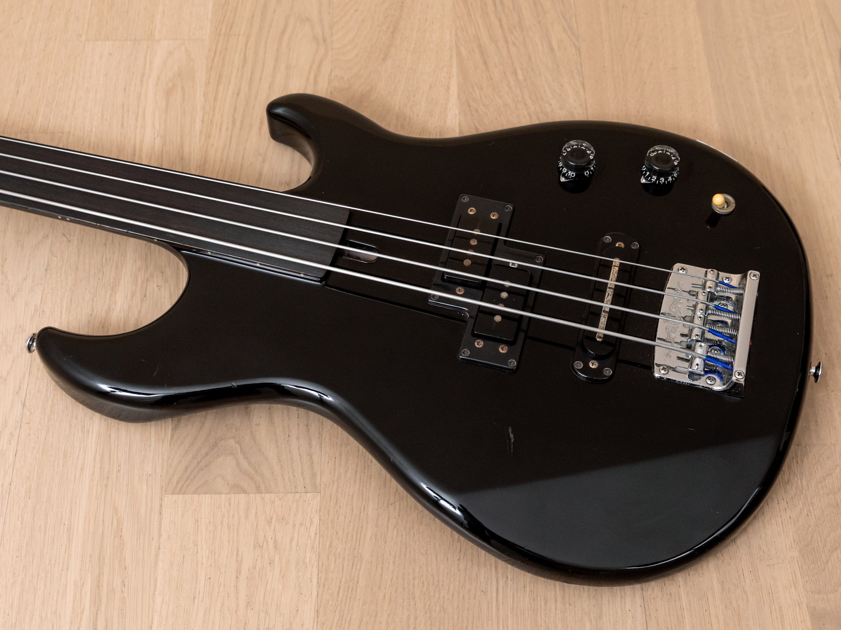 1992 Yamaha Broad Bass 2000F Vintage Fretless Bass Black, 100% Original, Japan
