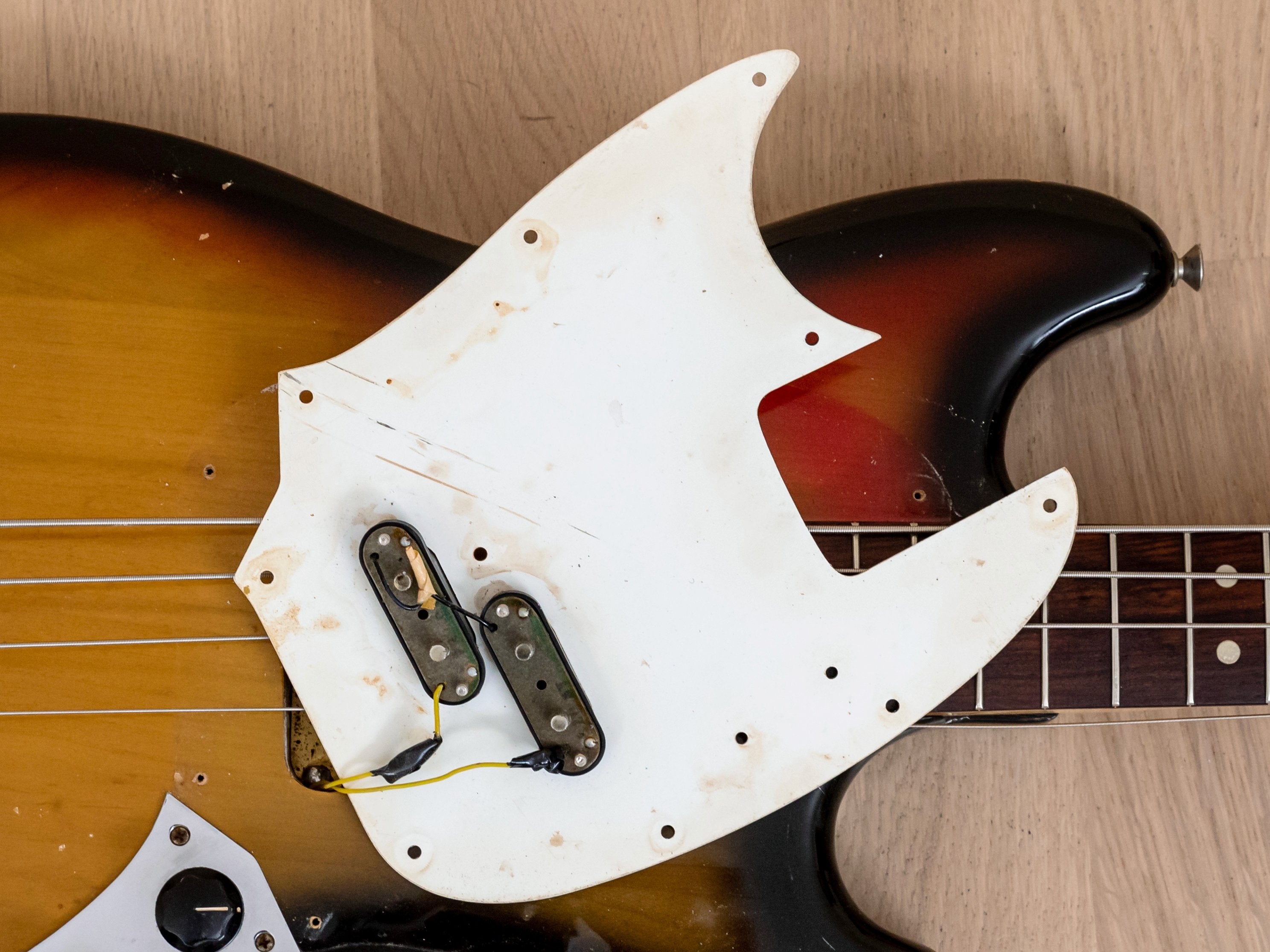 1975 Fender Mustang Bass Vintage Short Scale Bass Sunburst, Ash Body
