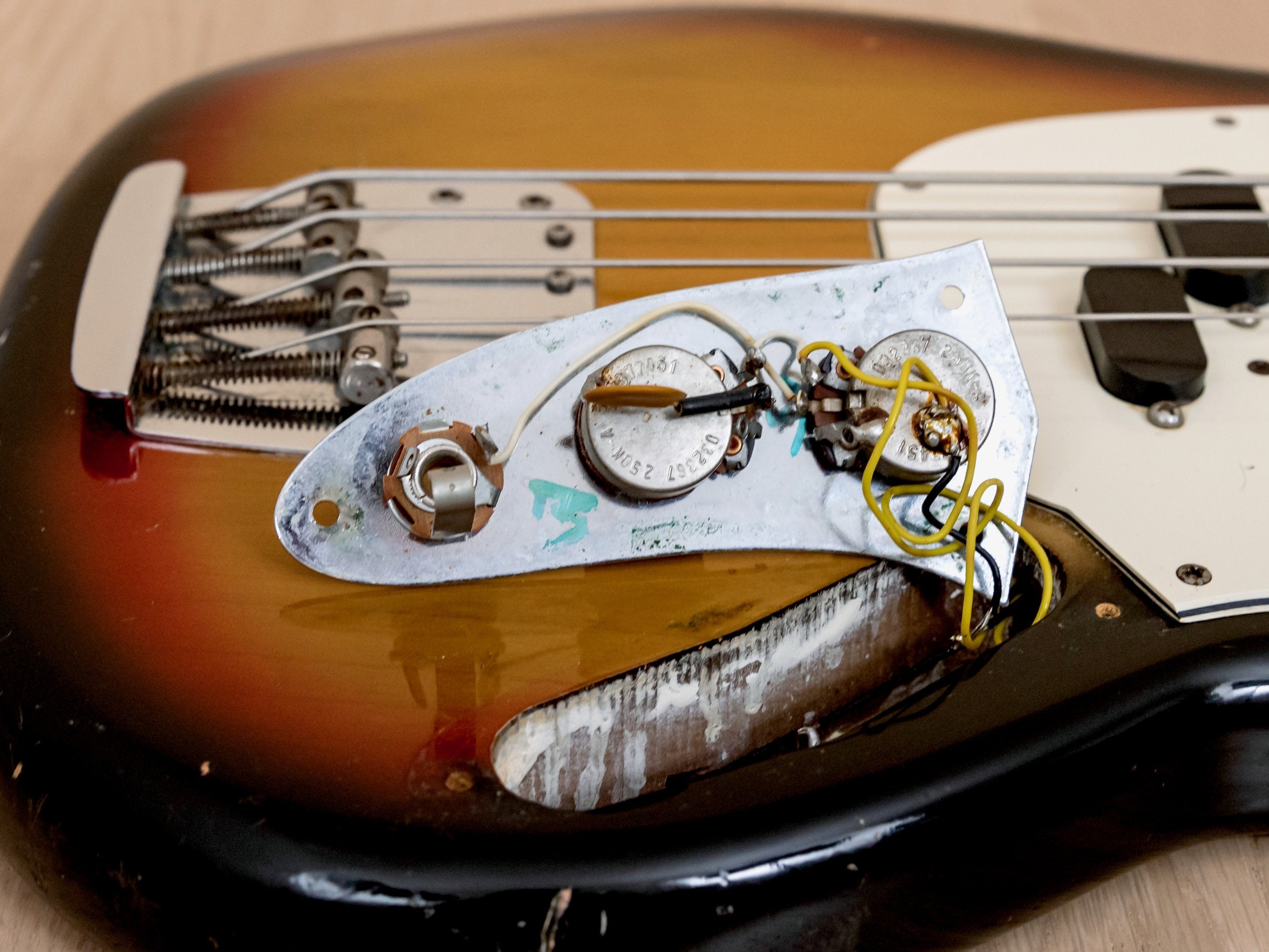 1975 Fender Mustang Bass Vintage Short Scale Bass Sunburst, Ash Body