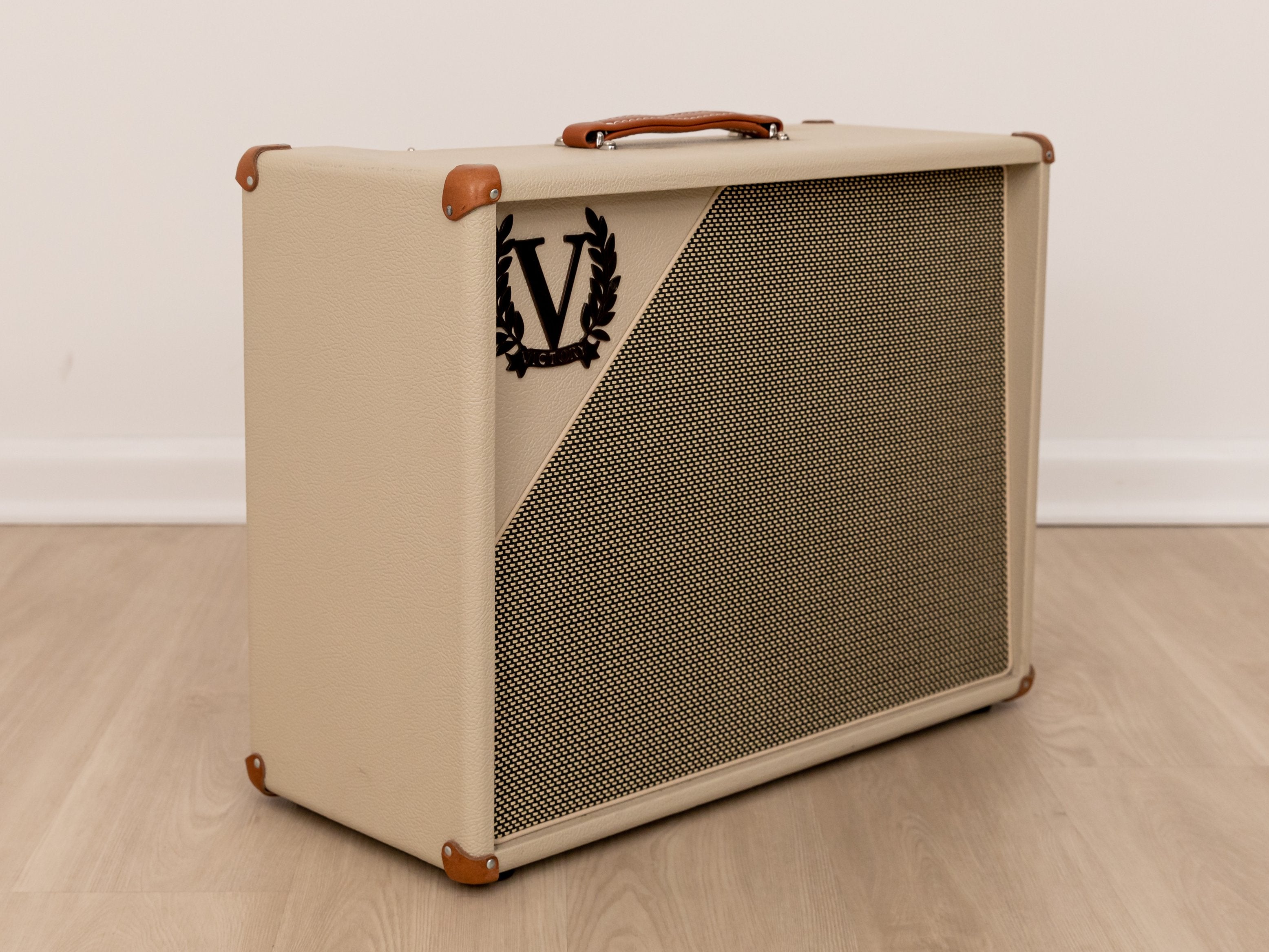 Victory V40 Duchess Deluxe 1x12” Combo Amp, Reverb & Tremolo, Celestion Creamback, Cover & Ftsw
