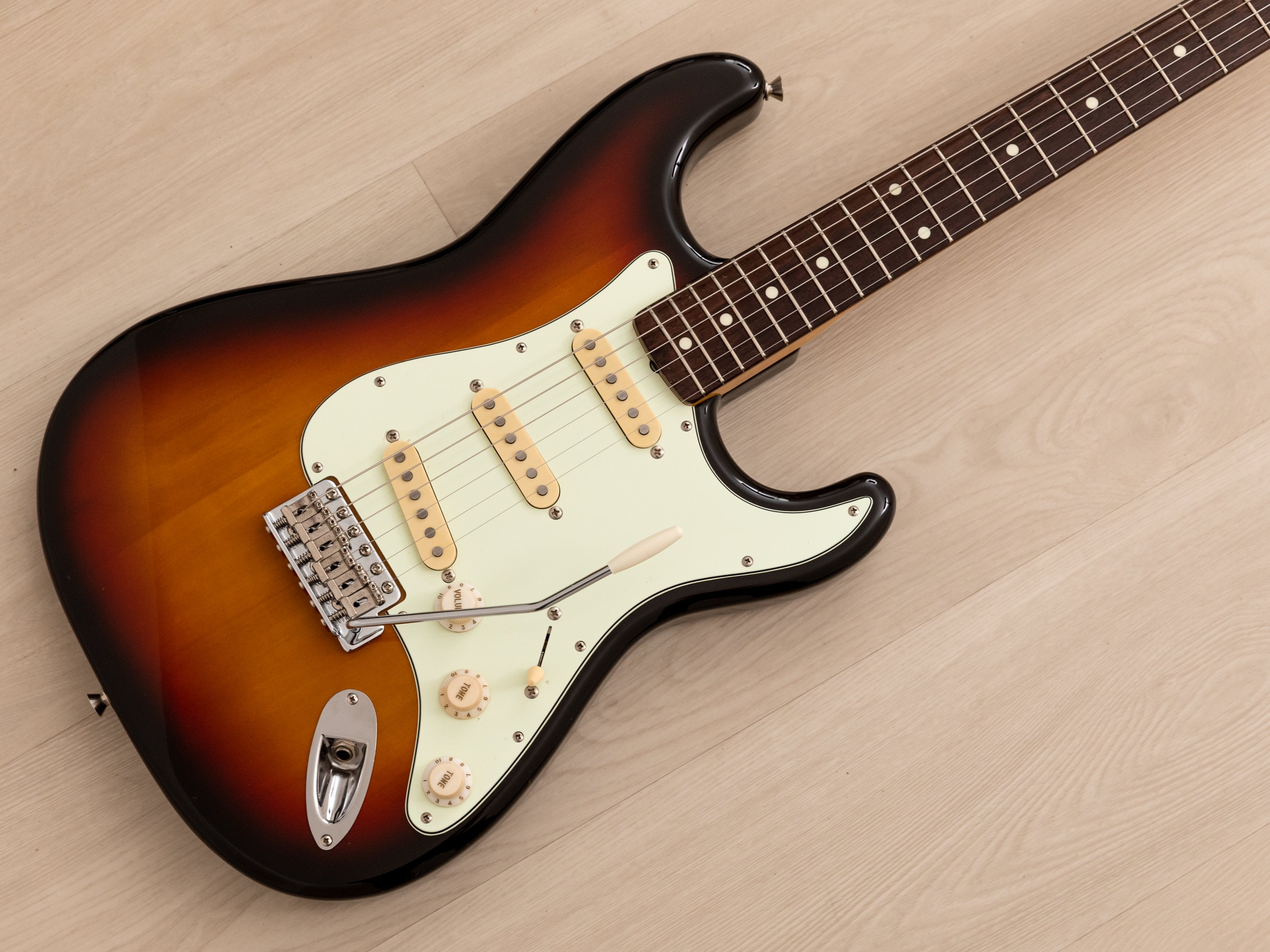 1997 Fender Stratocaster '62 Vintage Reissue ST62-53 Sunburst 100